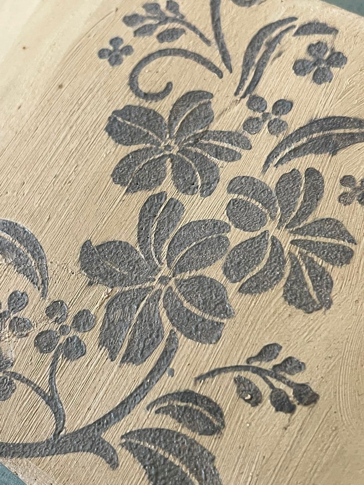Peça de cerâmica com relevo floral